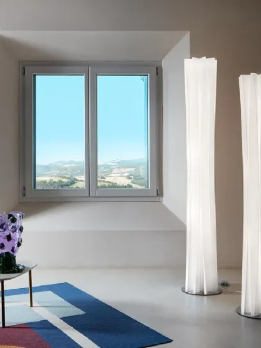 Lampada snella e raffinata dal corpo statuario Bach Floor di Slamp