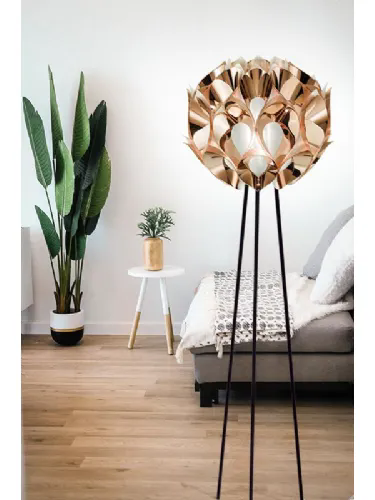 Lampada dimmerabile Flora Floor composta da petali color Rame che avvolgono la sfera satinata di Slamp