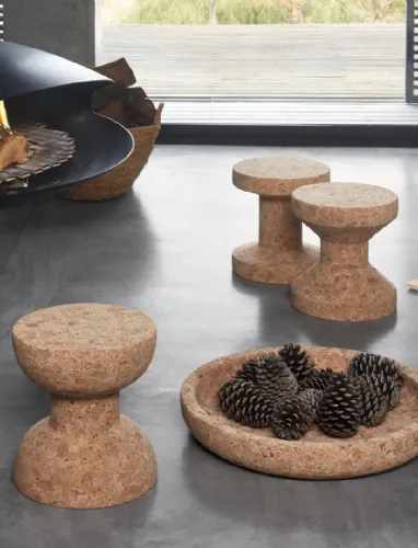 Tavolini in sughero realizzati in diverse forme Cork Family di Vitra