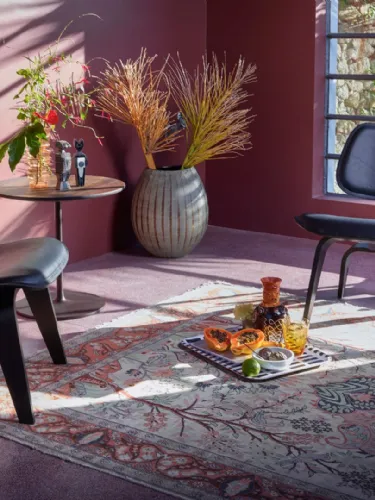 Tavolino rotondo con top in legno massello e basamento in acciaio e zinco Occasional Low Table di Vitra