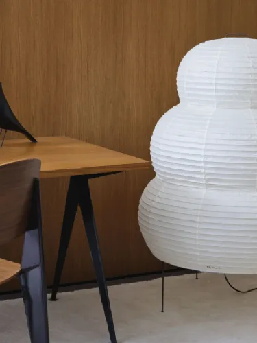 Lampada da terra Akari 25N realizzata a mano in tradizionale carta washi da artigiani giapponesi di Vitra