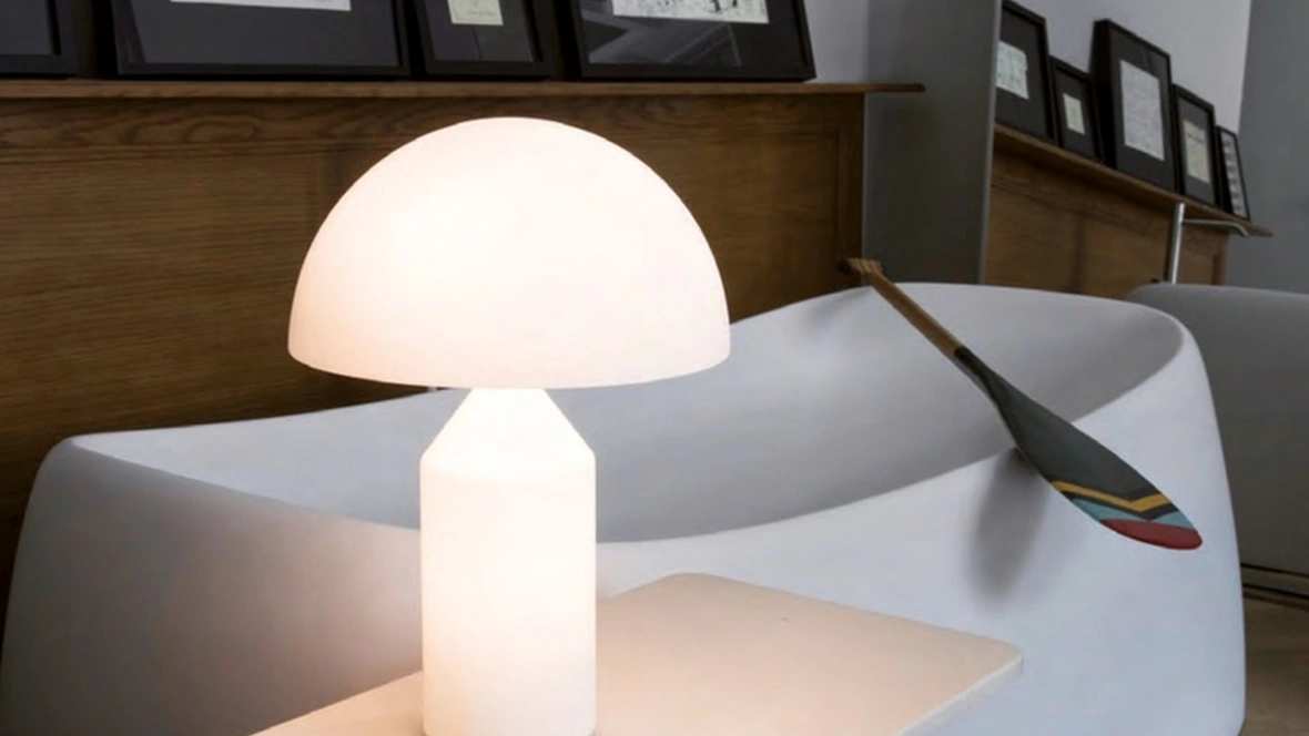 Lampada da tavolo Atollo vetro di Oluce