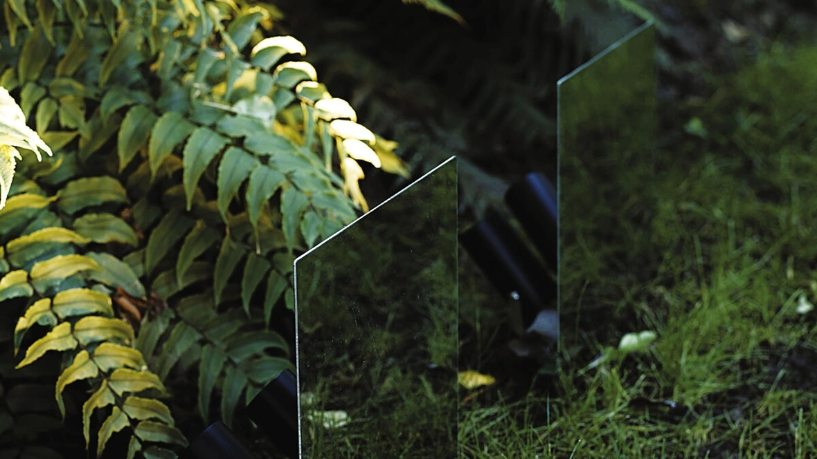 Lampada da esterno resa invisibile dalla riflessione del contesto ambientale sulla superficie a specchio Belladinotte di Davide Groppi