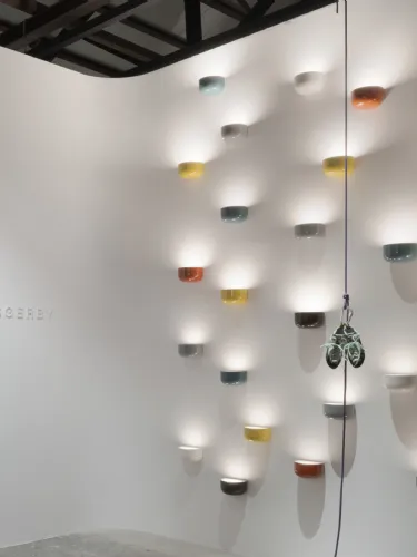 Lampada da parete in policarbonato colorato Bellhop Wall Up di Flos