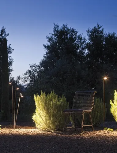 Lampada da esterno che si ispira alle campanule selvatiche Brisa di Vibia