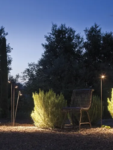 Lampada da esterno che si ispira alle campanule selvatiche Brisa di Vibia