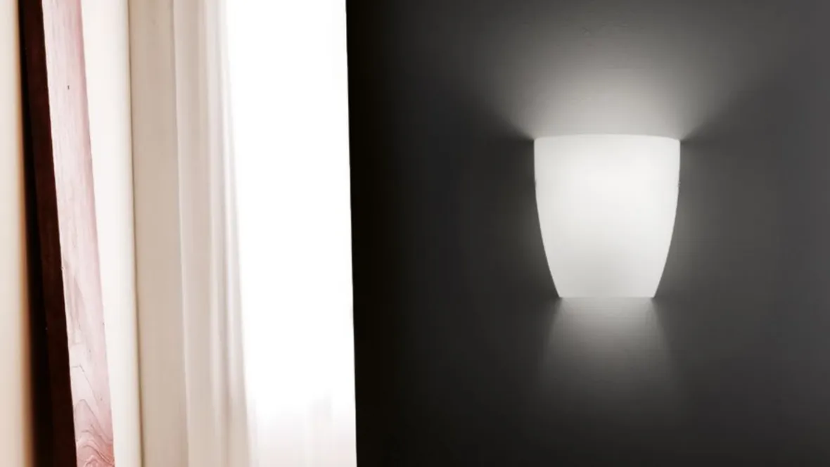 Lampada da parete in vetro satinato Dafne di Vistosi