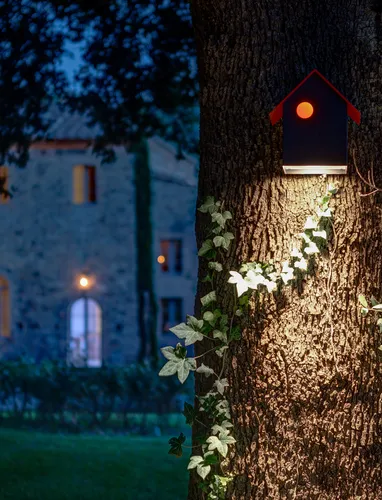 Lampada da esterno ispirata alla casetta per gli uccellini IMU di Davide Groppi