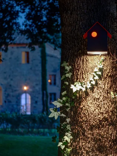 Lampada da esterno ispirata alla casetta per gli uccellini IMU di Davide Groppi