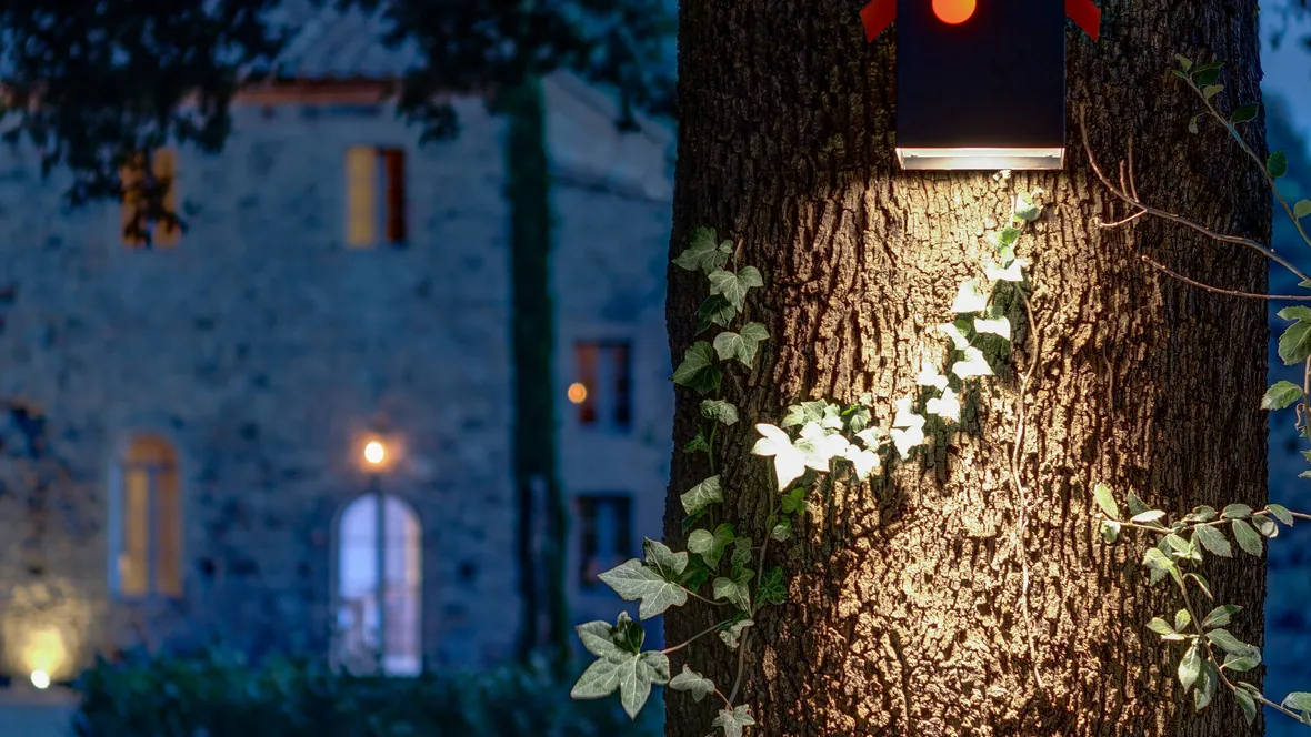 Lampada da esterno ispirata alla casetta per gli uccellini IMU di Davide Groppi