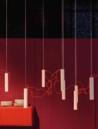 Lampada a sospensione Simbiosi che collega i diodi in serie utilizzando correnti elettriche molto basse e quindi con cavi quasi invisibili di Davide Groppi