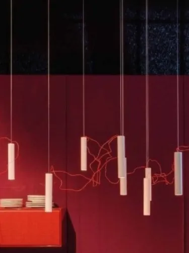 Lampada a sospensione Simbiosi che collega i diodi in serie utilizzando correnti elettriche molto basse e quindi con cavi quasi invisibili di Davide Groppi