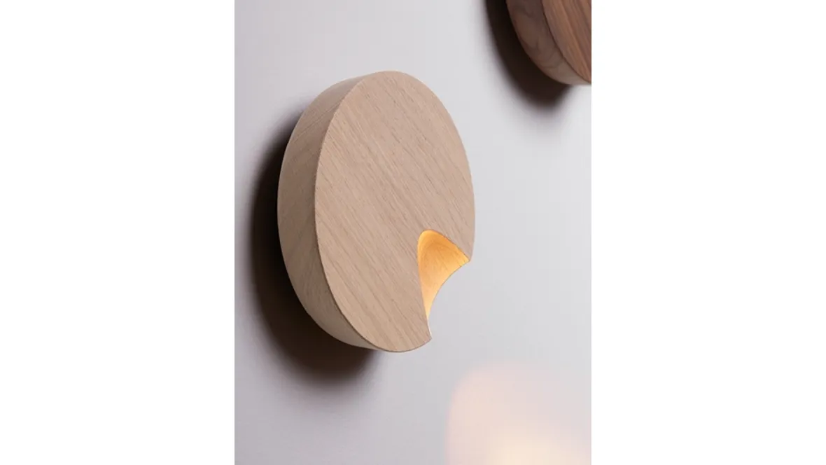 Lampada da parete in legno massello Dots di Vibia