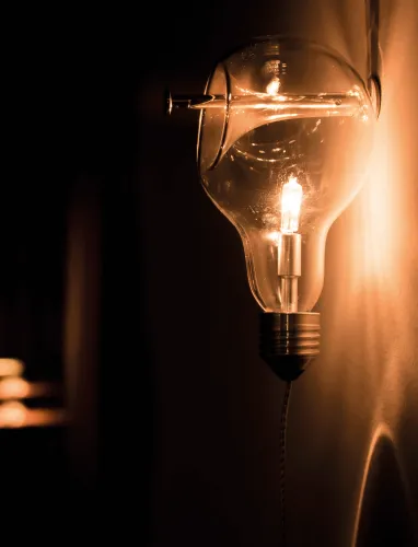 Lampada da parete Edison's Nightmare, una classica lampadina inchiodata al muro di Davide Groppi