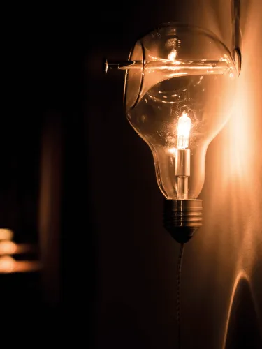 Lampada da parete Edison's Nightmare, una classica lampadina inchiodata al muro di Davide Groppi