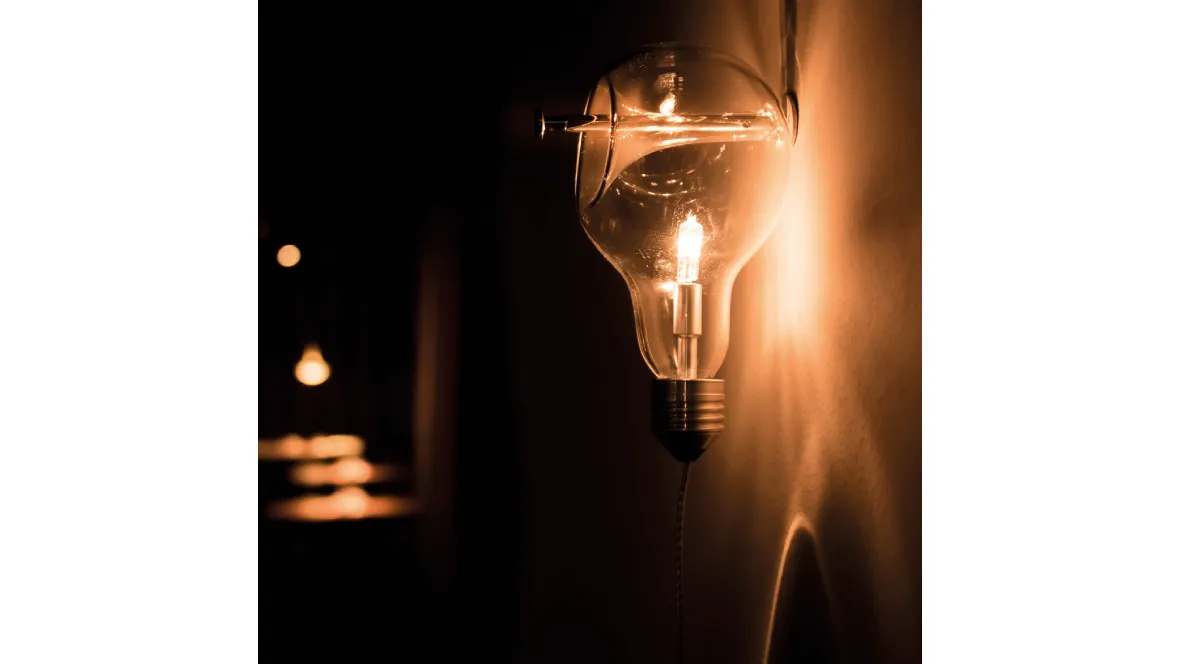 Lampada da parete Edison's Nightmare, una classica lampadina inchiodata al muro di Davide Groppi