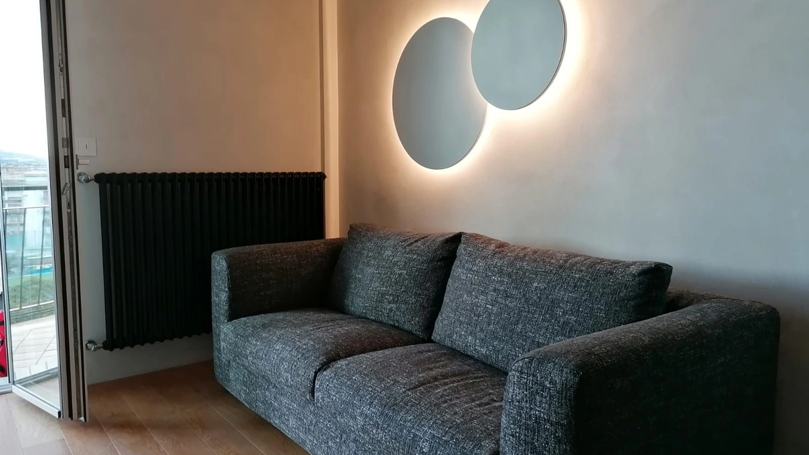 Lampada da parete Moonlight in alluminio e frontale in MDF in diverse finiture di Egoluce
