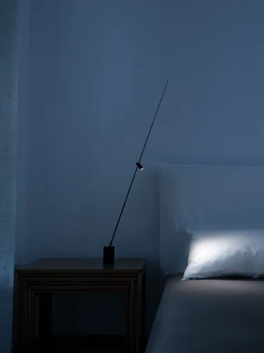 Lampada da tavolo FM in metallo e fibra di carbonio che ricorda una antenna con luce orientabile di Davide Groppi