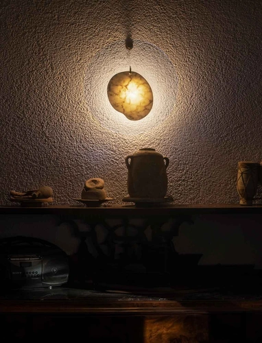 Lampada da parete con elemento in marmo collocato al centro di un disco in polimetilmetacrilato trasparente Gem di Foscarini