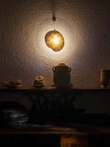 Lampada da parete con elemento in marmo collocato al centro di un disco in polimetilmetacrilato trasparente Gem di Foscarini