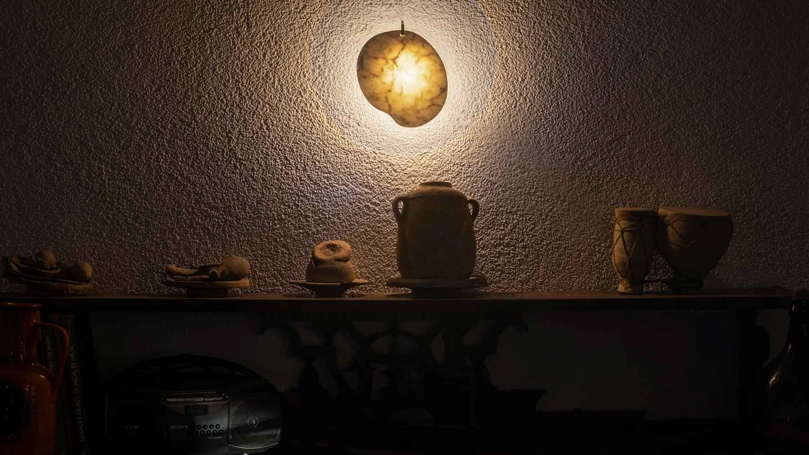 Lampada da parete con elemento in marmo collocato al centro di un disco in polimetilmetacrilato trasparente Gem di Foscarini