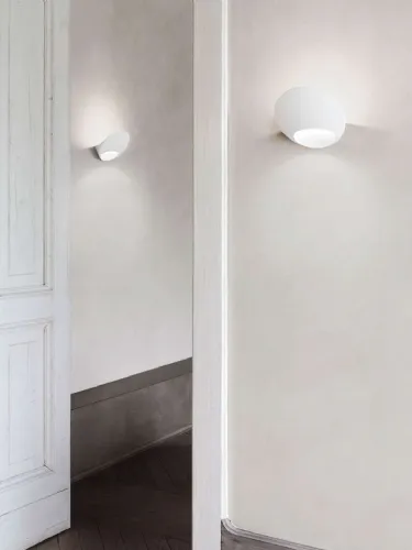 Lampada da parete in alluminio dalla forma morbida e regolare Garbì di Luceplan