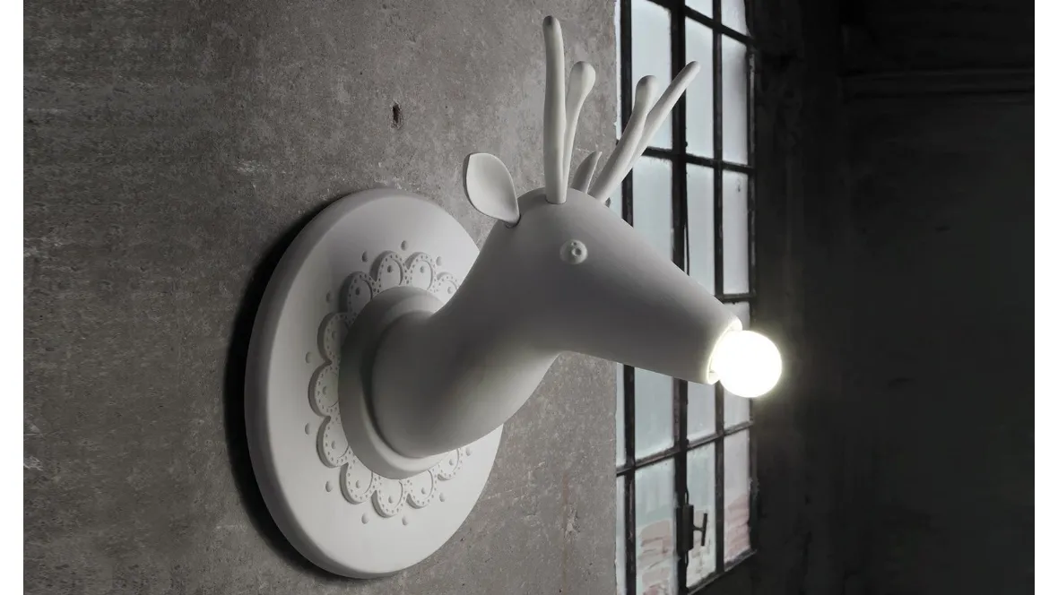 Lampada da parete in ceramica a forma di cervo Marnìn di Karman