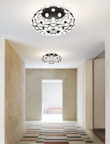 Lampada a soffitto Mesh con struttura in acciaio con lenti in policarbonato di Luceplan