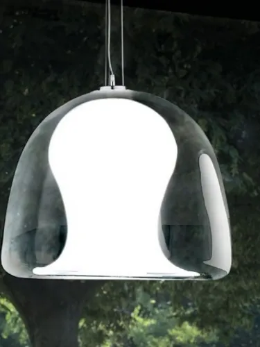 Lampada a sospensione realizzata dall’accoppiamento di due componenti in vetro che richiedono estrema maestria nella soffiatura e nel taglio Naranza di Vistosi