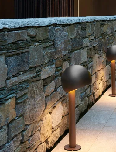 Lampada da esterno con paletto in metallo verniciato e riflettore orientabile Otto Outdoor di Oluce