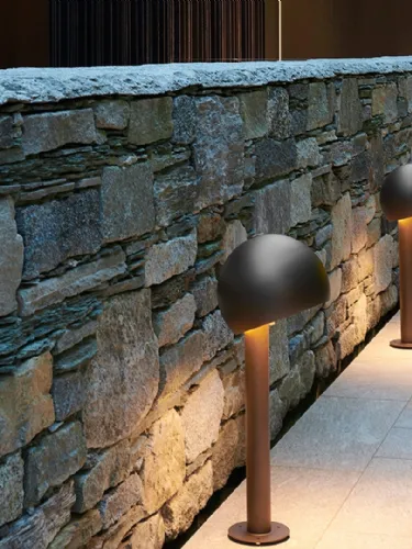 Lampada da esterno con paletto in metallo verniciato e riflettore orientabile Otto Outdoor di Oluce