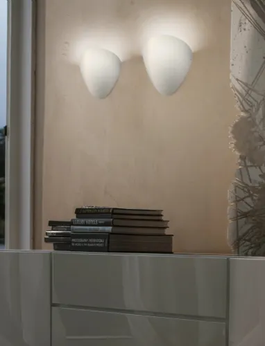 Lampada da parete in vetro soffiato satinato Ovalina di Vistosi
