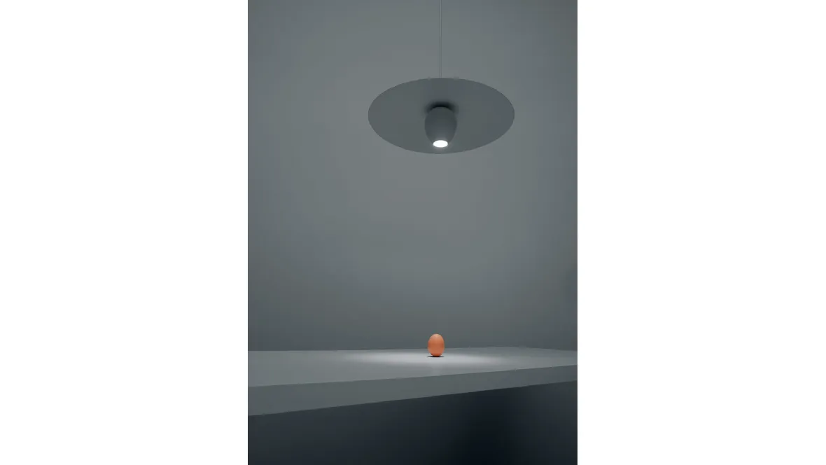 Lampada sospesa in metallo Ovonelpiatto di Davide Groppi
