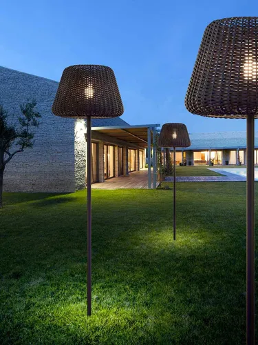 Lampada da esterno Ralph in Rattan sintetico intrecciato a mano con diffusore in policarbonato trasparente di Panzeri