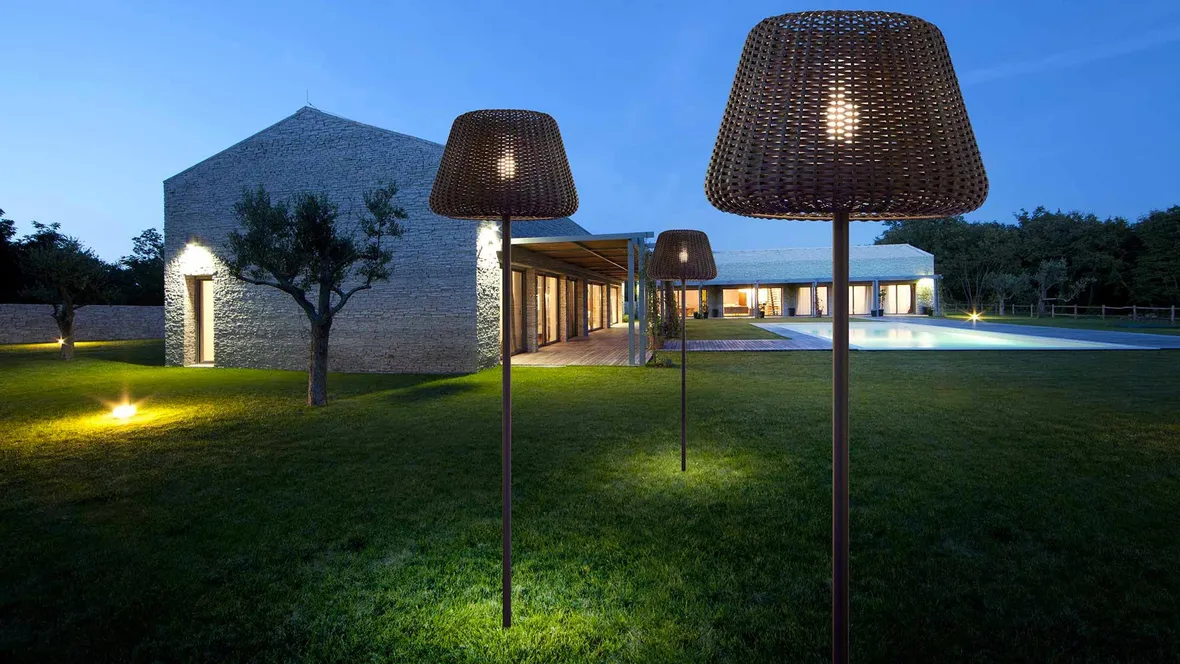 Lampada da esterno Ralph in Rattan sintetico intrecciato a mano con diffusore in policarbonato trasparente di Panzeri