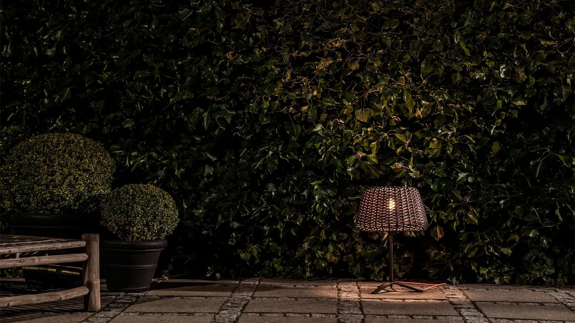 Lampada da esterno Ralph in Rattan sintetico intrecciato a mano con diffusore in policarbonato trasparente di Panzeri