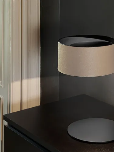 Lampada da tavolo in metallo con diffusore rivestito in pelle Parallel di Oluce