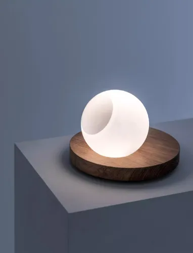 Lampada da tavolo in vetro satinato e trasparente con base in legno Pigreco di Davide Groppi