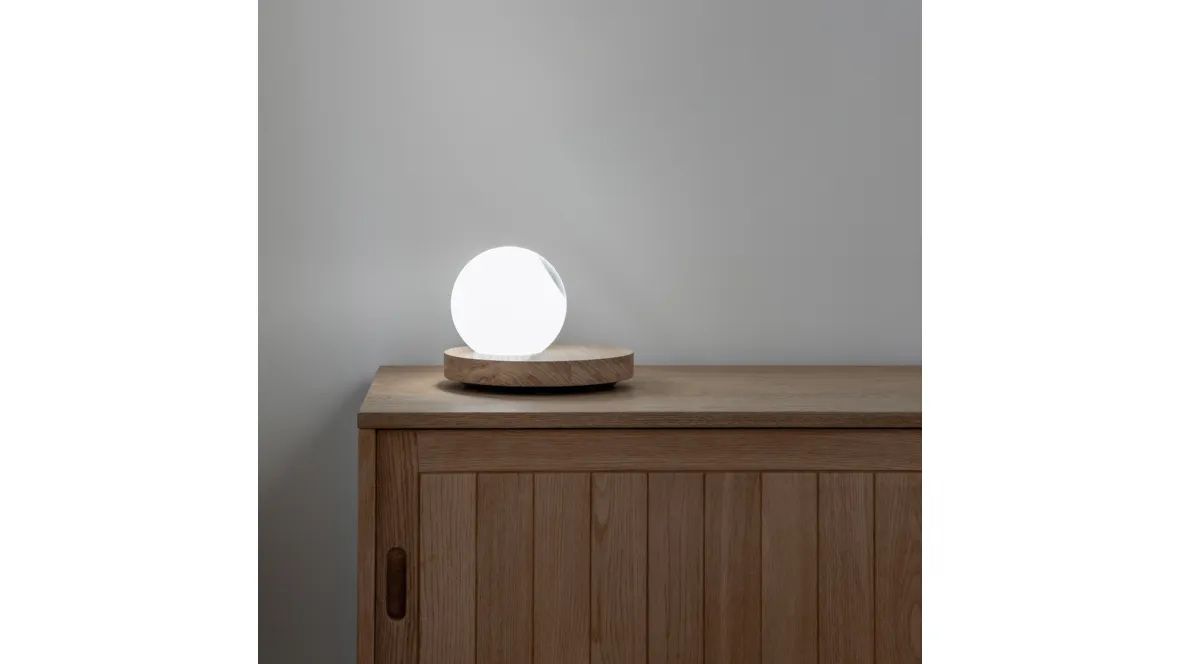Lampada da tavolo in vetro che si muove liberamente sulla base in legno Pigreco di Davide Groppi