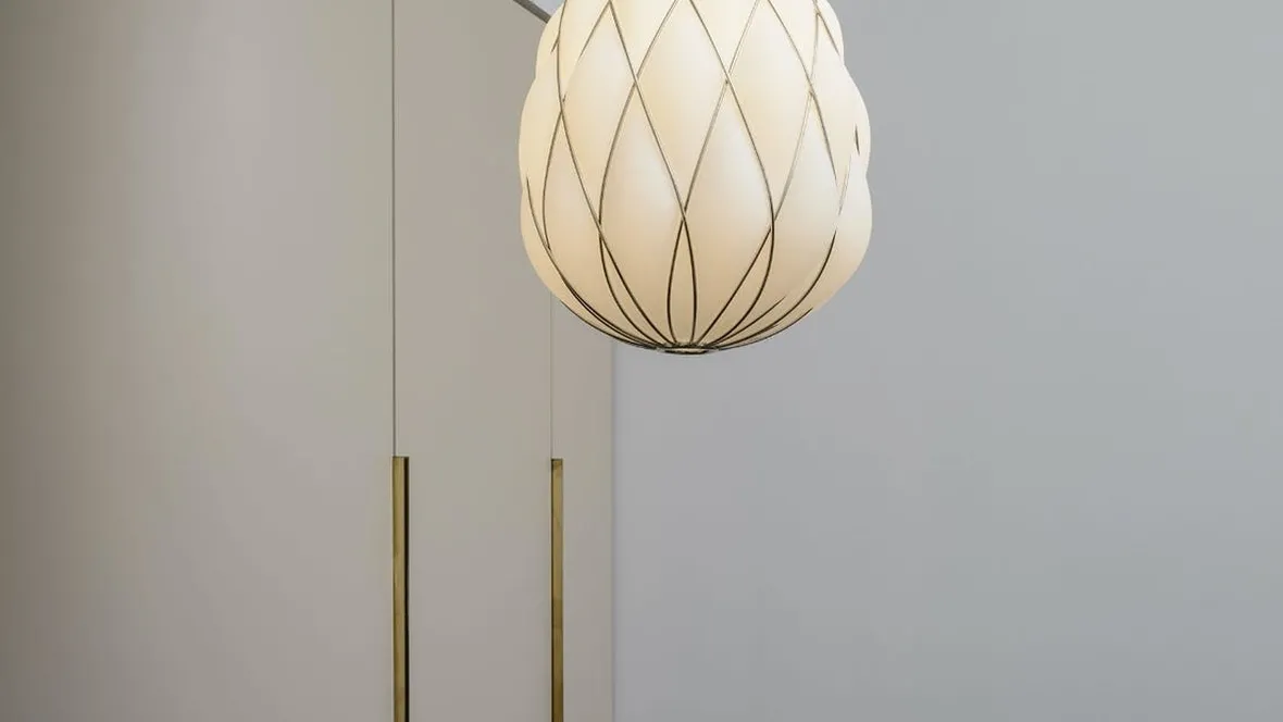 Lampada a sospensione in vetro soffiato ingabbiato Pinecone di Fontana Arte