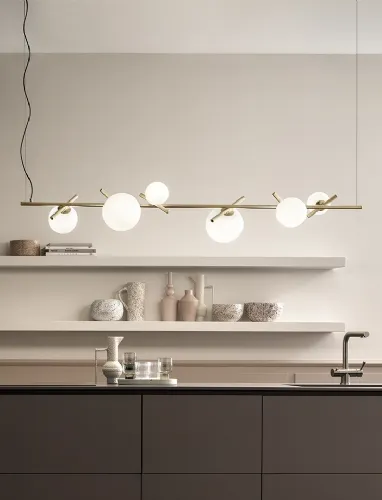 Lampada a sospensione orizzontale in ottone con sfere in vetro di Murano bianco opalino Posy di Masiero