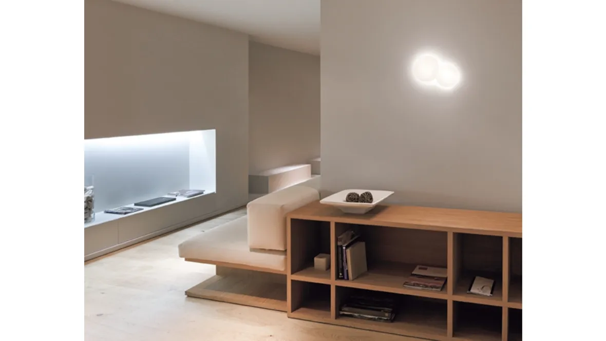 Lampada da parete in vetro opaline Puck di Vibia