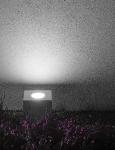 Lampada da esterno cubica realizzata in cemento Q2 di Davide Groppi