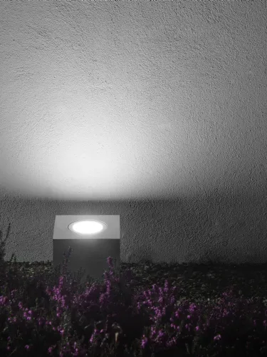 Lampada da esterno cubica realizzata in cemento Q2 di Davide Groppi