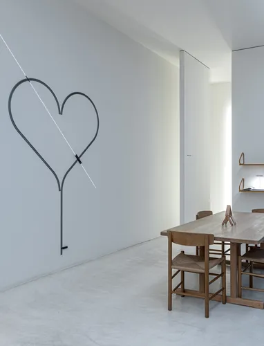 Lampada da parete Rail dove i binari di un trenino elettrico sono lo strumento per disegnare un cuore di Davide Groppi