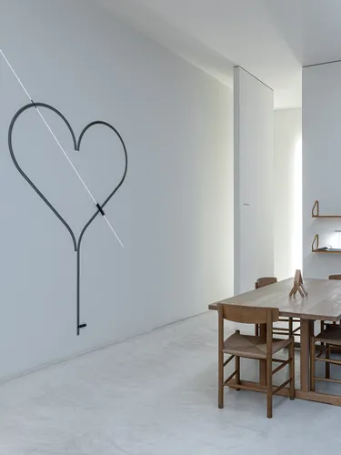 Lampada da parete Rail dove i binari di un trenino elettrico sono lo strumento per disegnare un cuore di Davide Groppi