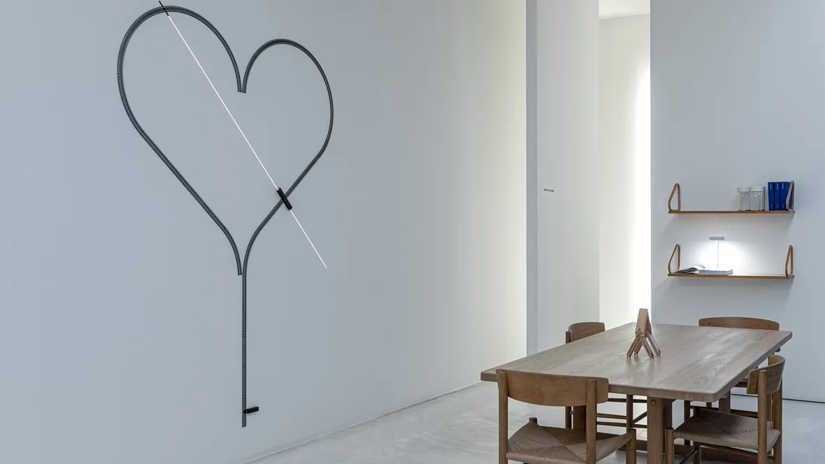 Lampada da parete Rail dove i binari di un trenino elettrico sono lo strumento per disegnare un cuore di Davide Groppi