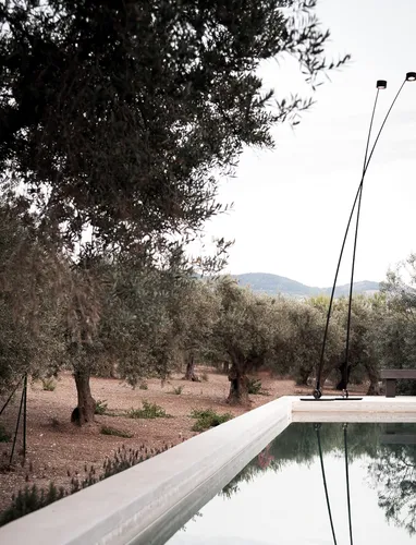 Lampada da esterno Sampei in fibra di vetro e metallo che ricorda una canna da pesca di Davide Groppi