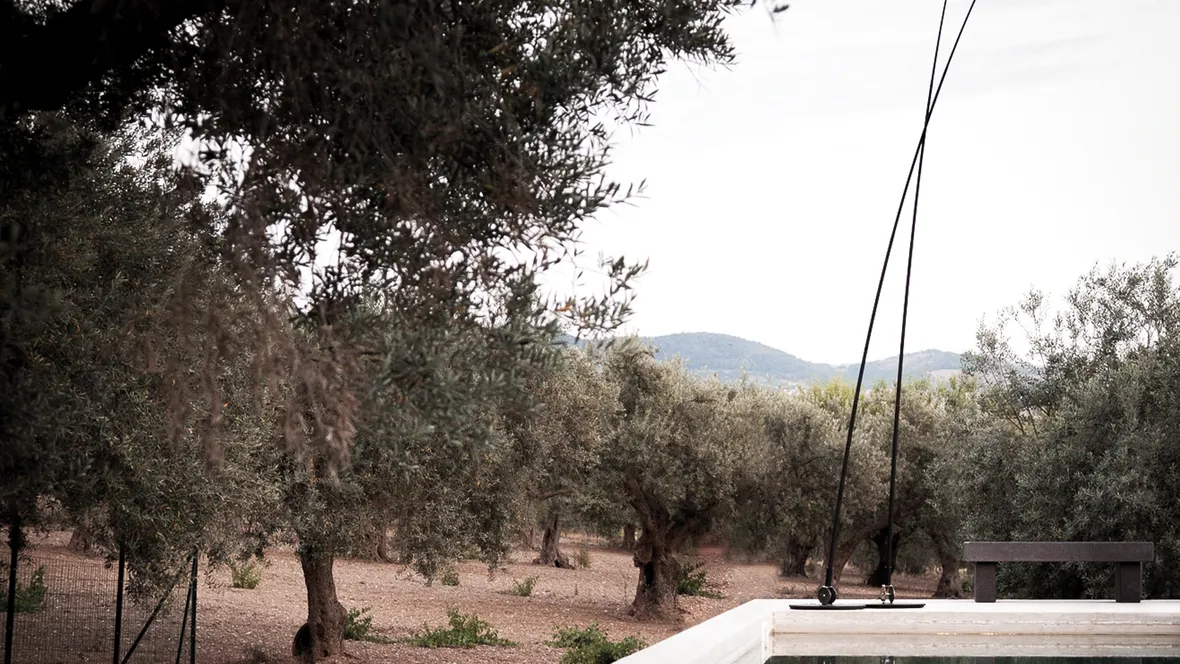 Lampada da esterno Sampei in fibra di vetro e metallo che ricorda una canna da pesca di Davide Groppi