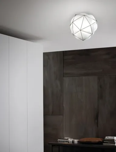 Lampada a soffitto Semai in vetro soffiato bianco lucido all'interno di una gabbia di acciaio inox scuro di Vistosi